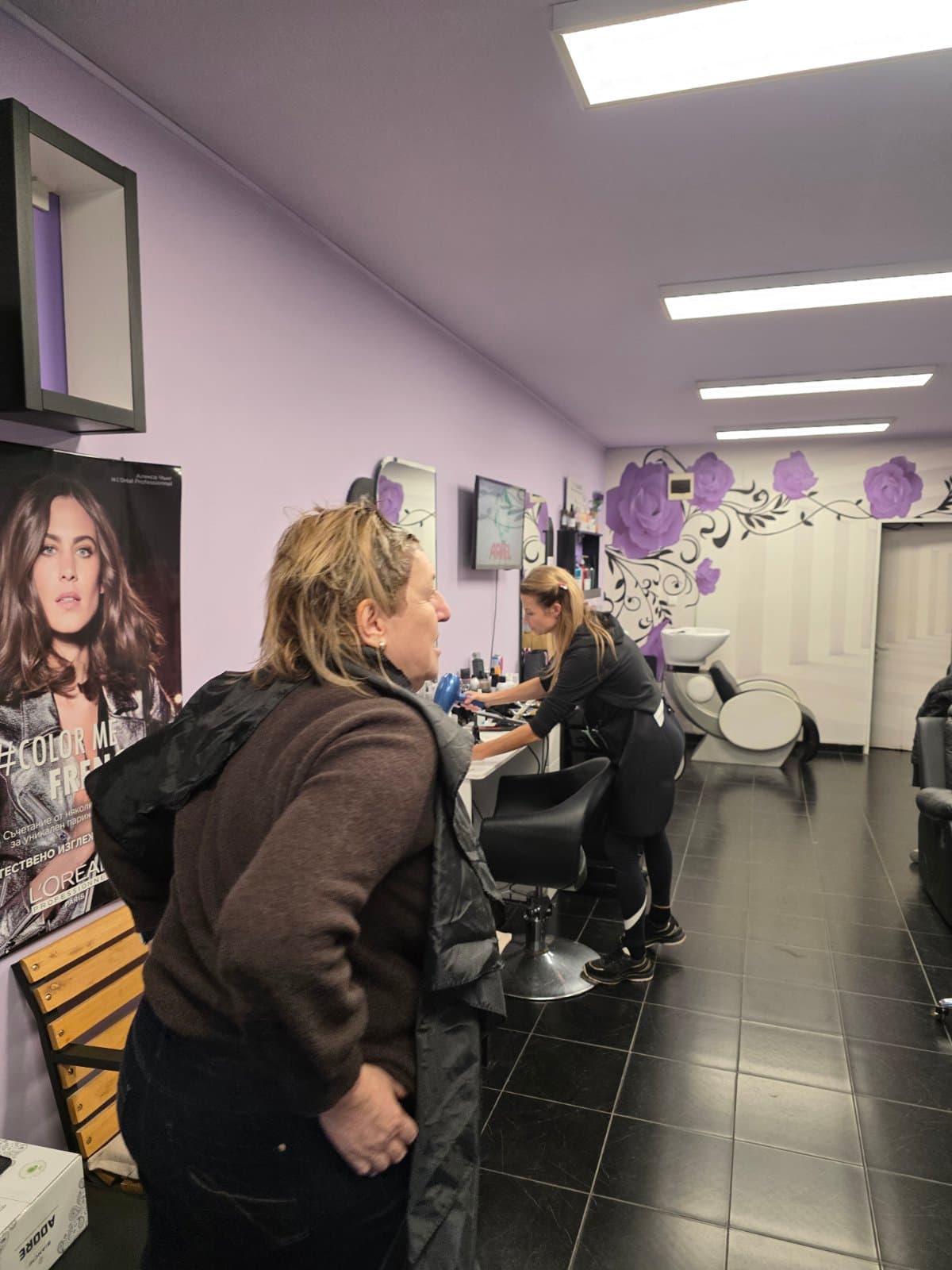 SALON INSET интер'ер с лилави стени и рози